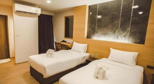 a room with two beds in a hotel room at B2 Amata Nakorn Premier Hotel in Ban Chak Samo
