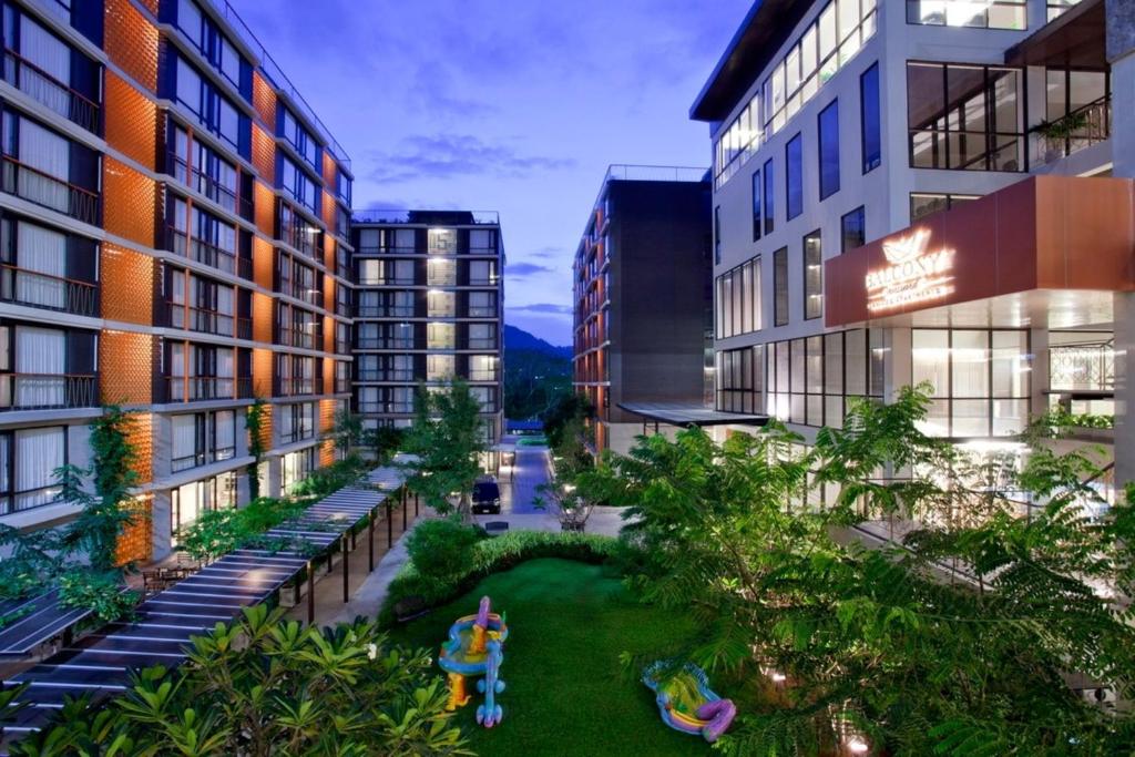 Balcony Courtyard Sriracha Hotel & Serviced Apartments photo 1