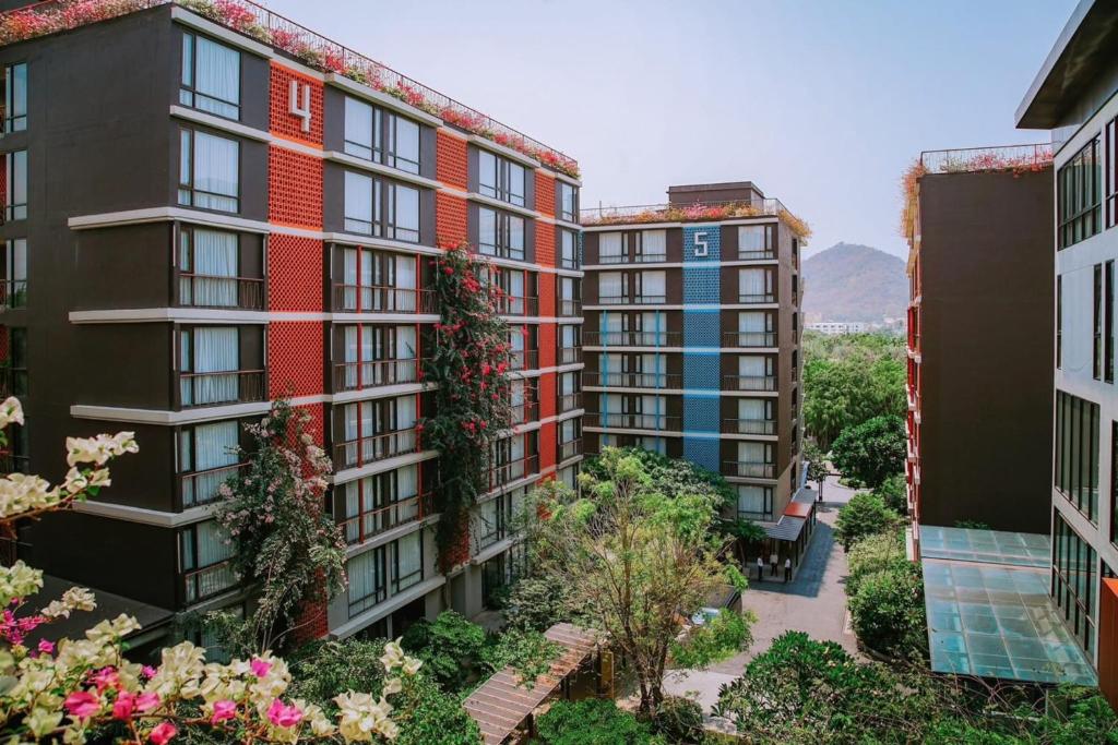 Balcony Courtyard Sriracha Hotel & Serviced Apartments photo 4