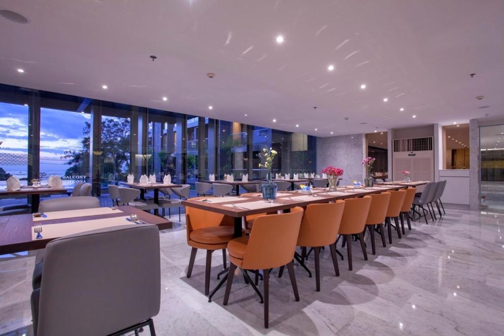 Balcony Seaside Sriracha Hotel & Serviced Apartments photo 3