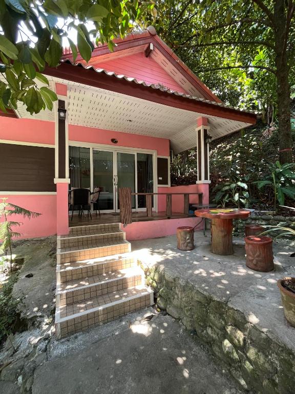 Bansuanrayrai Khiriwong Resort