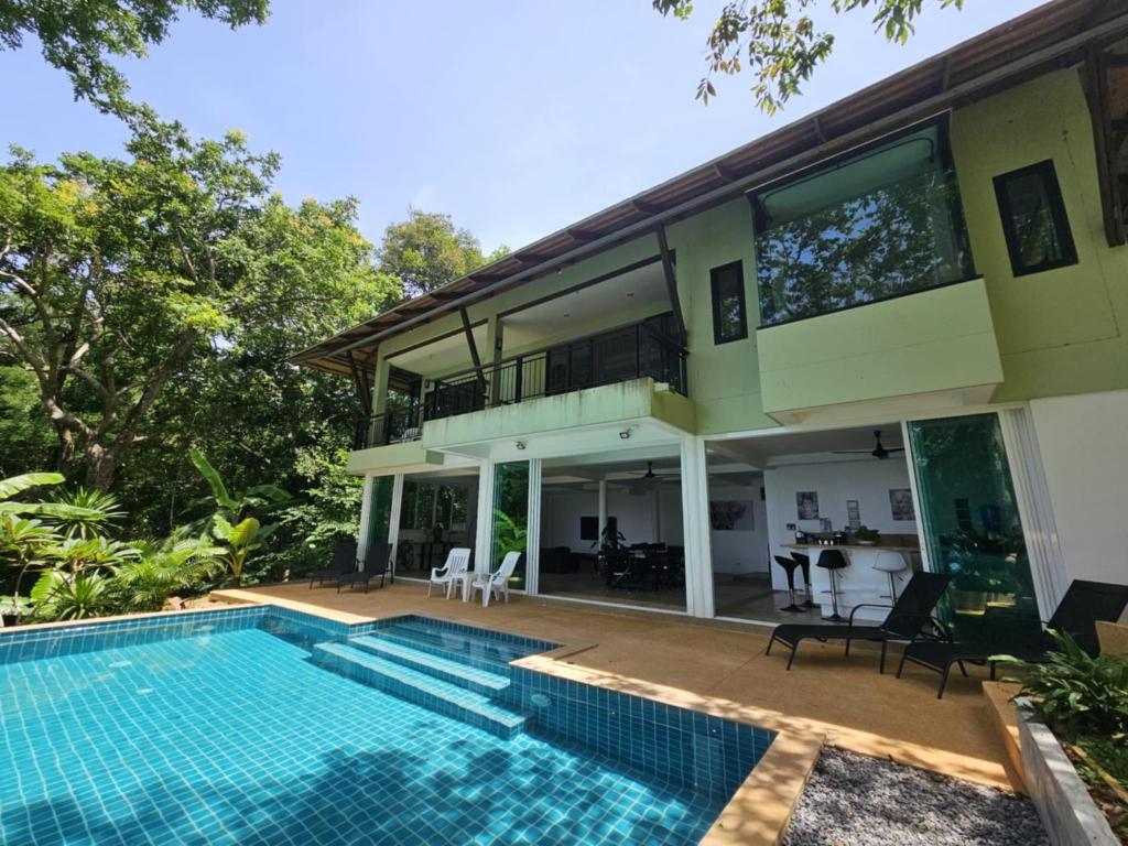 Beachfront villa in Rawai photo 4