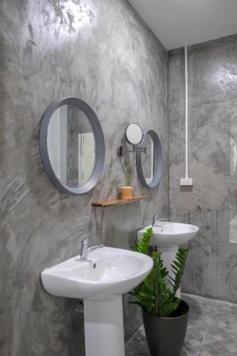 a bathroom with a sink and a mirror at BED Friends Poshtel in Chiang Rai