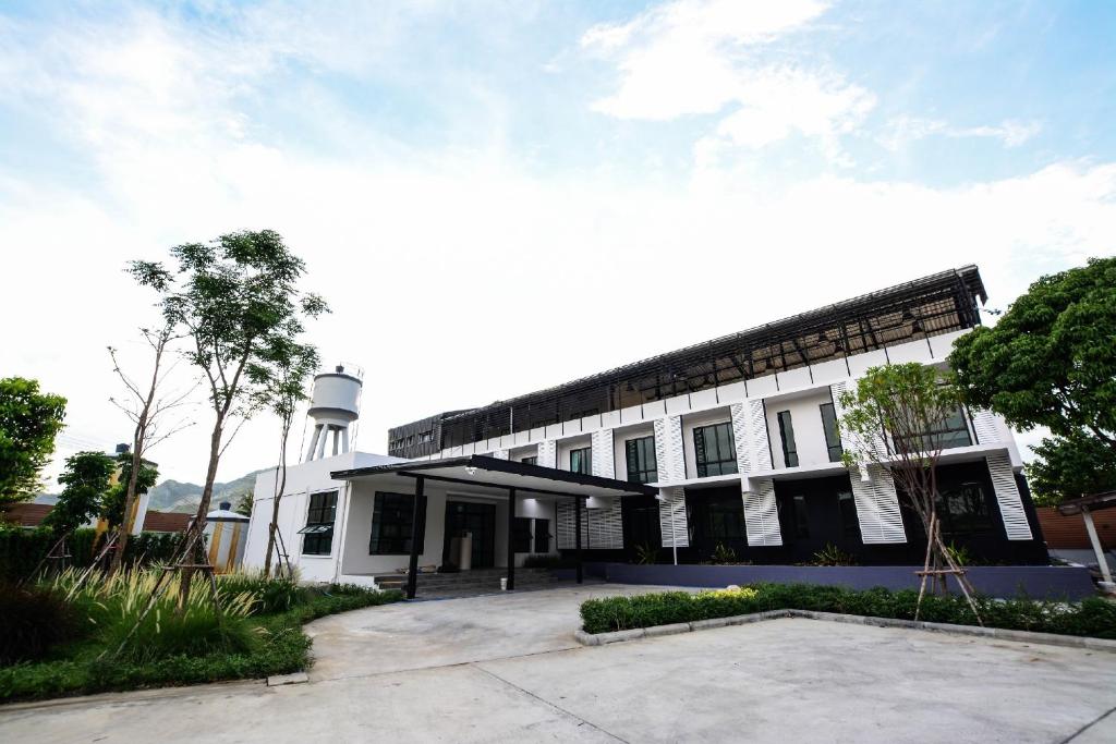 BY Hotel Kanchanaburi photo 1