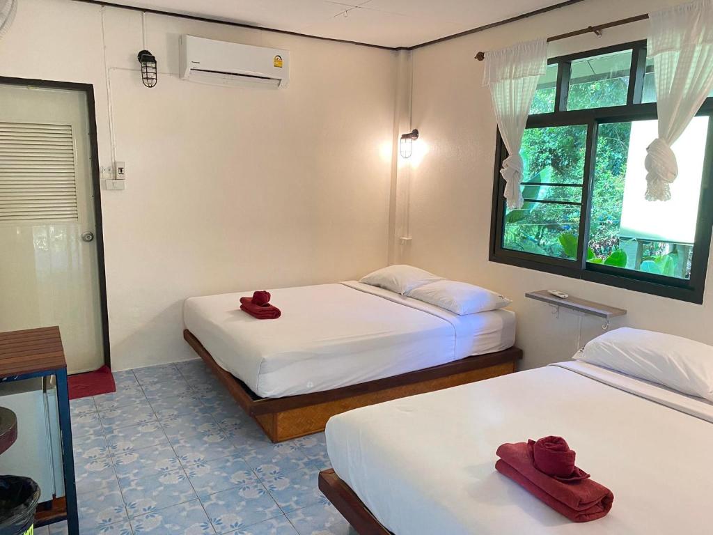 Khao Sok Jungle Huts Resort photo 5