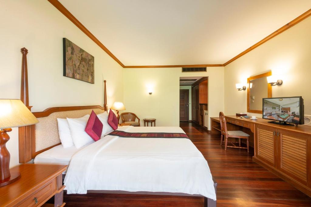 Khaolak Bay Front Hotel photo 1