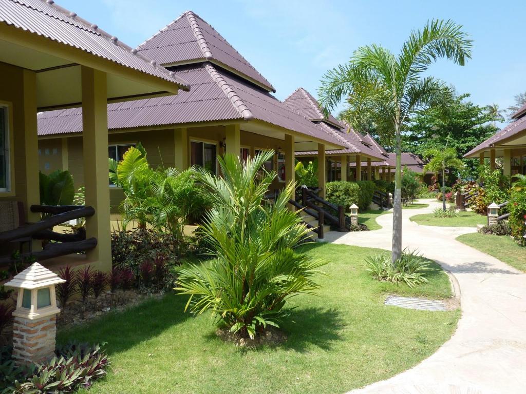 Lanta Castaway Beach Resort photo 2