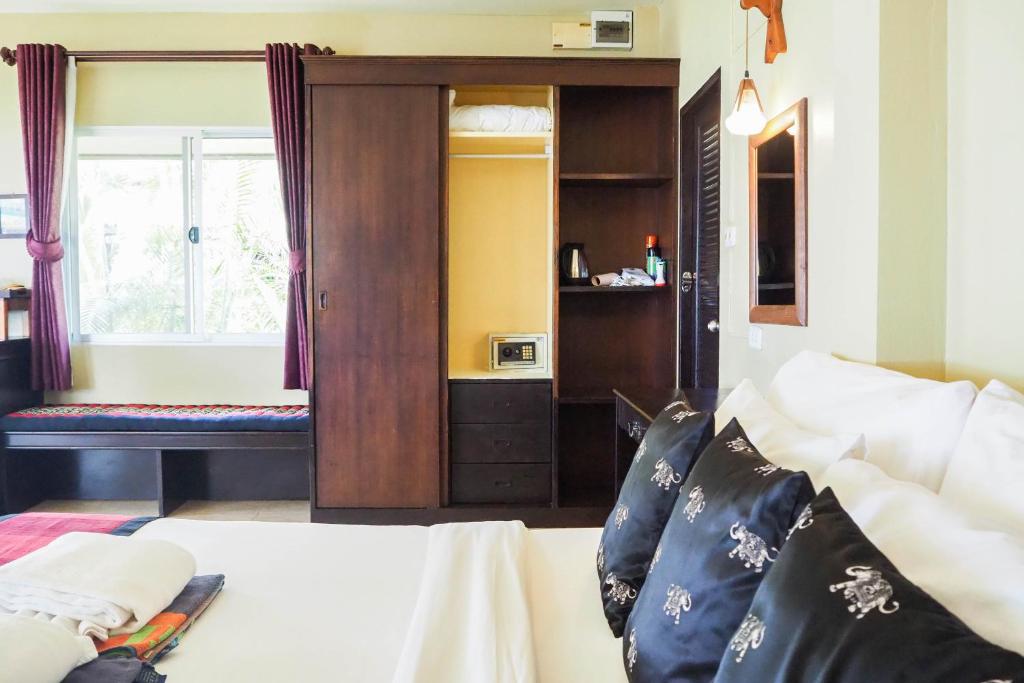 Lanta Castaway Beach Resort photo 3