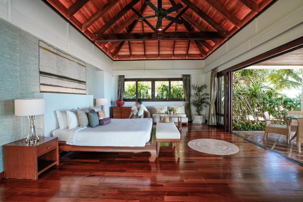 Miskawaan Beachfront Villas photo 3