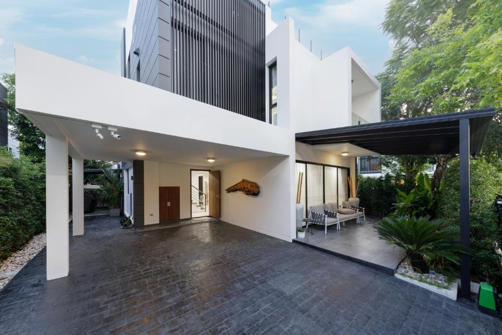 Modern villa with pool close to the beach - LP #97 photo 2