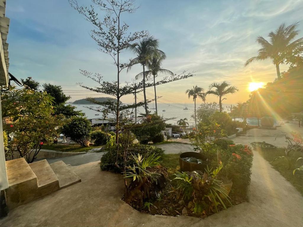 Naiharn On The Rock Resort Phuket photo 2