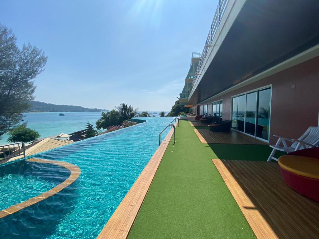 Phi Phi Cliff Beach Resort photo 3