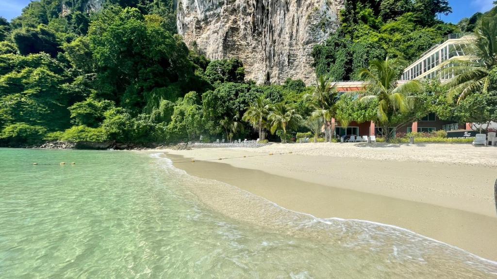 Phi Phi Cliff Beach Resort photo 4
