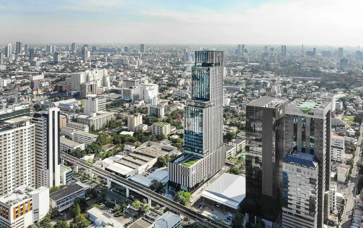 The Quarter Ari by UHG