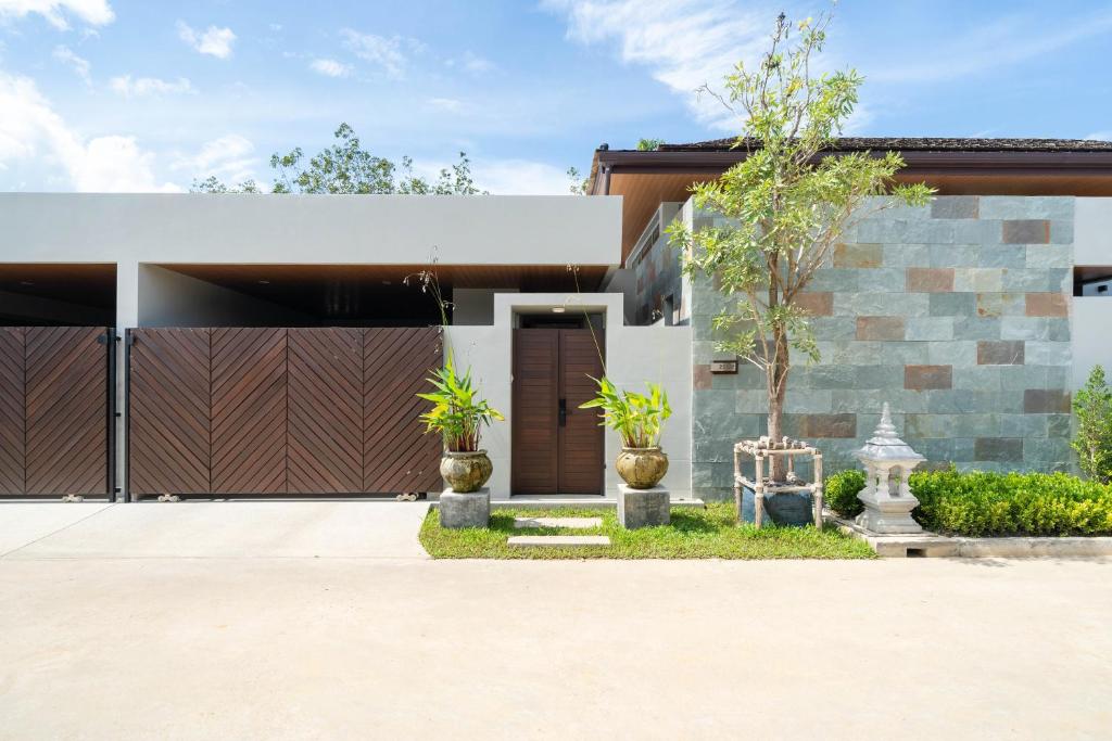 Villa private swimming pool and garden photo 4