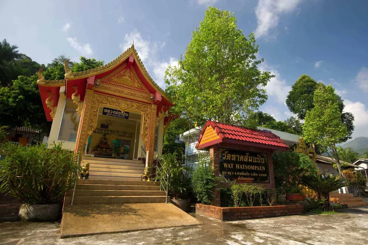 Ban Hatsompaen Community