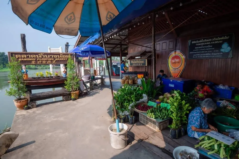 Bangnoi Floating Market