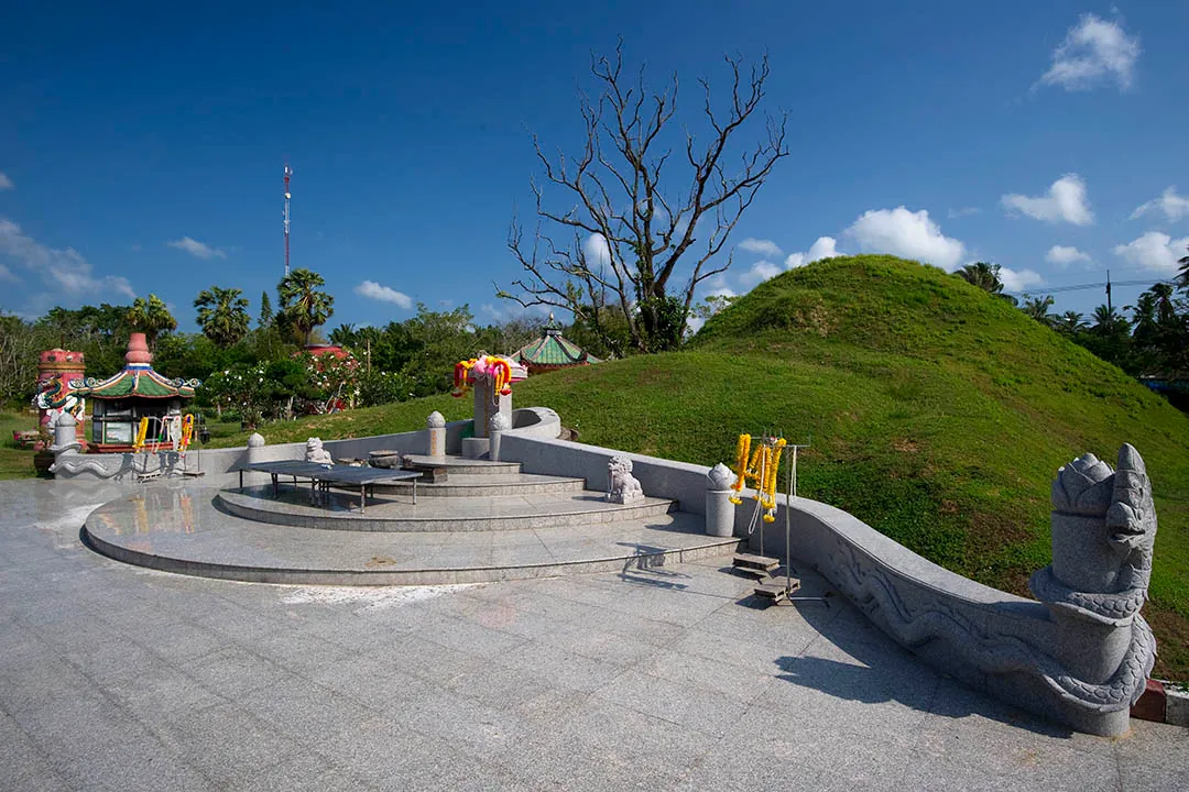 Chao Mae Lim Ko Niao Graveyard