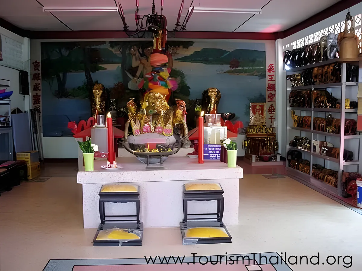 Chao Por Chang Puek Shrine