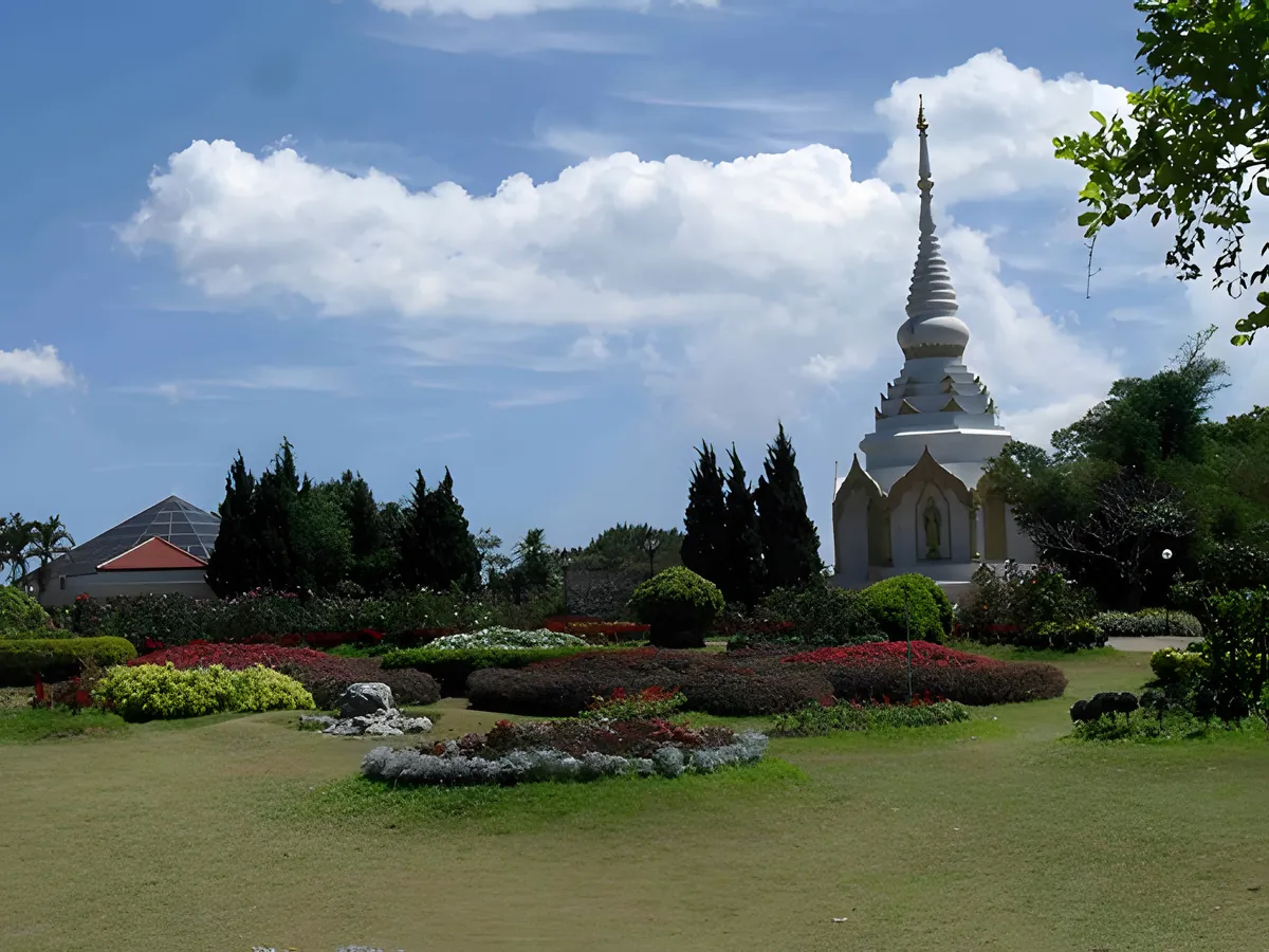 Chedi Phra Borommasaririkkathat Khao Kho