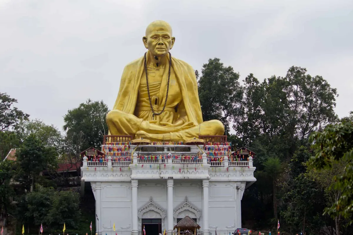 Khruba Sriwichai Monument