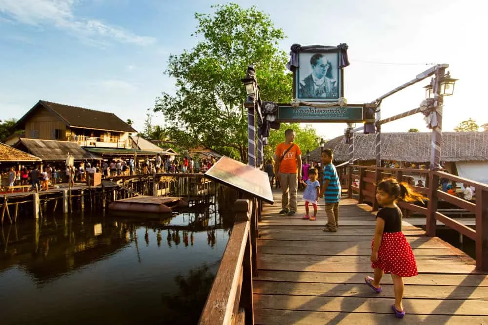 Klongdaen Floating Market