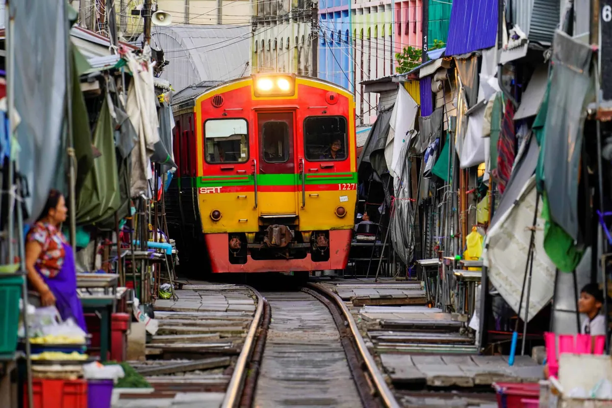 Mae Klong Railway Market (Hoop Rom Market)