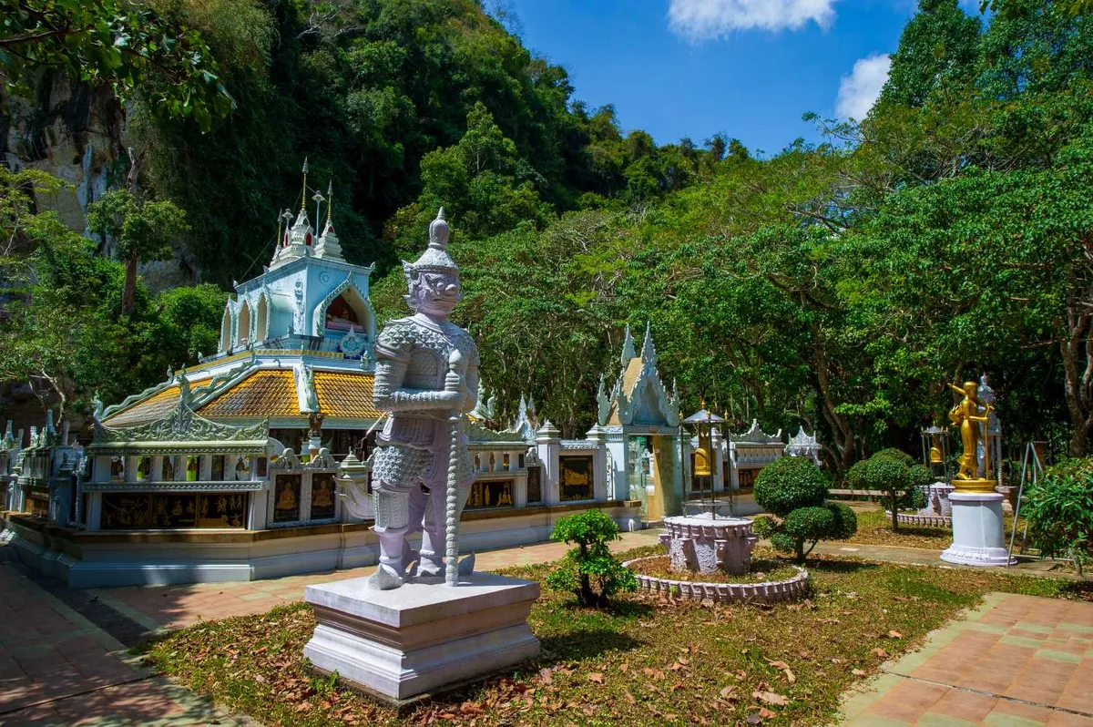 Manorah Reclining Buddha Image at Wat Phukhao Thong