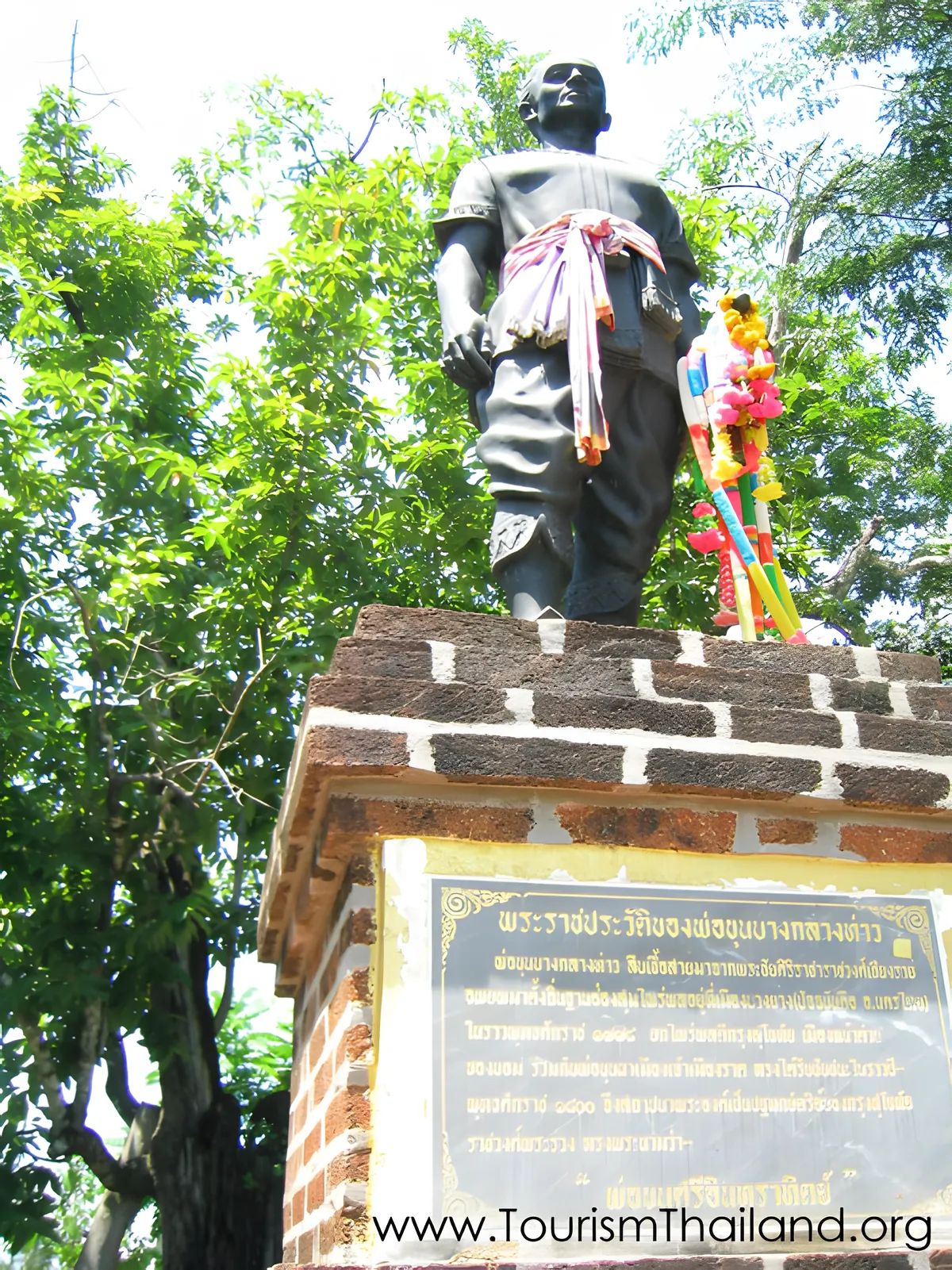 Pho Khun Bang Klang Thao Monument
