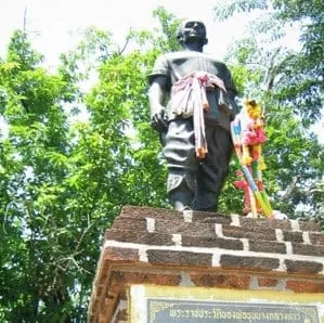 Pho Khun Bang Klang Thao Monument