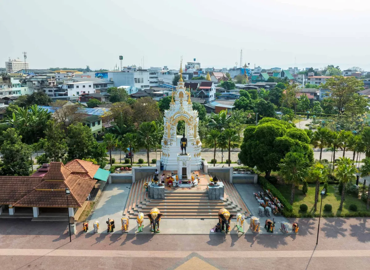 Pho KhunNgamMuang Monument