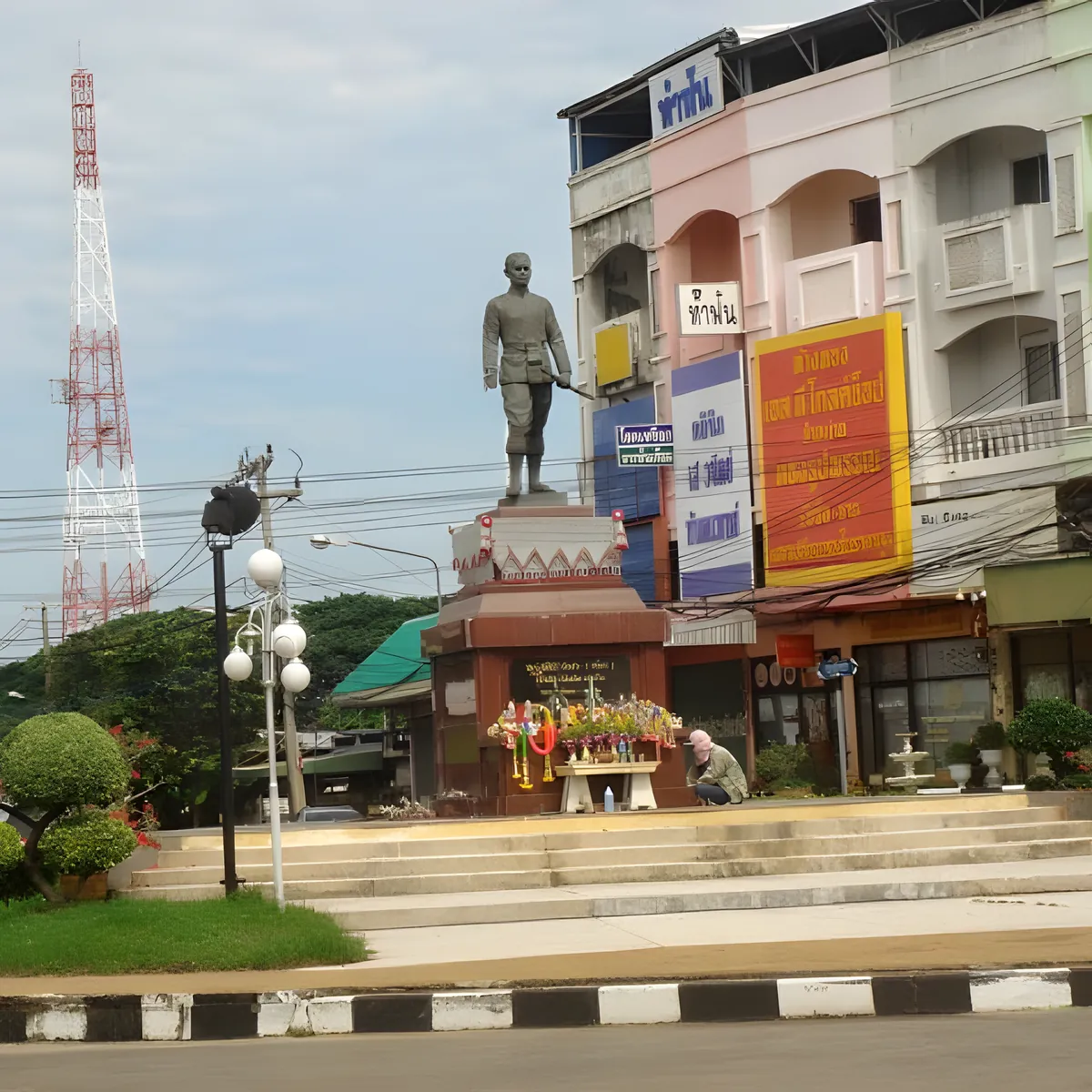 Phra Khattiya Wongsa (Thon) Monument
