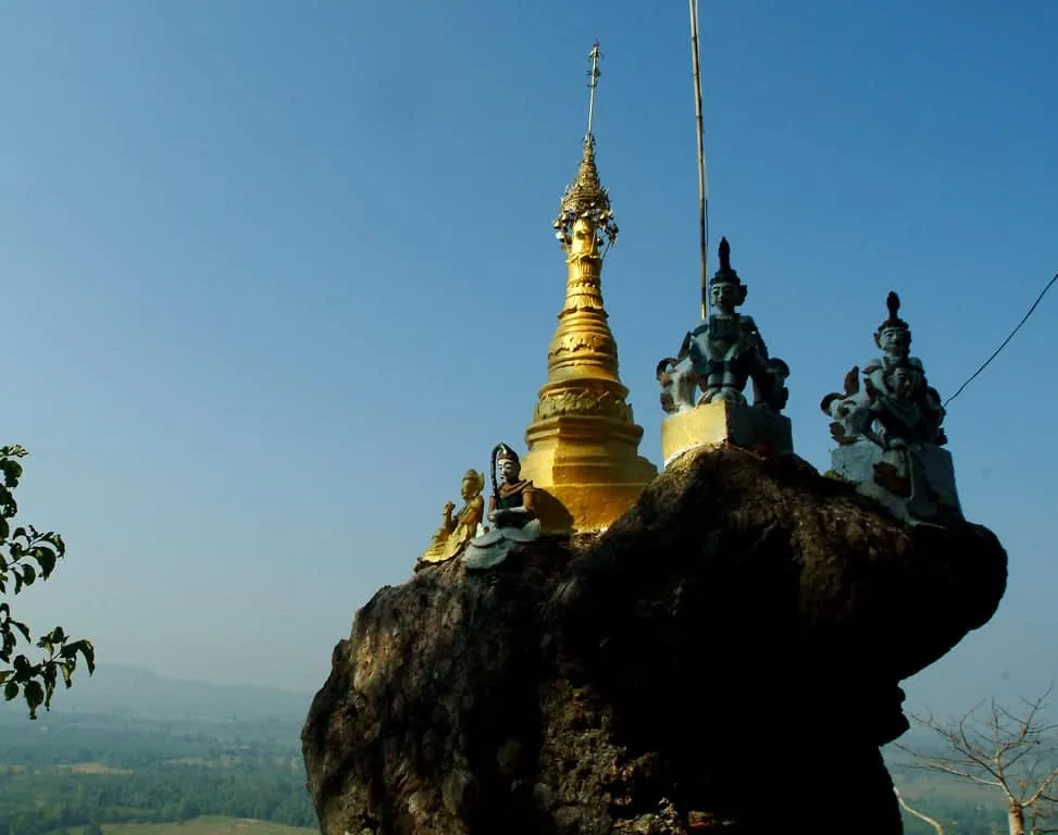 Phra That Hin Kio at Don Din Chi