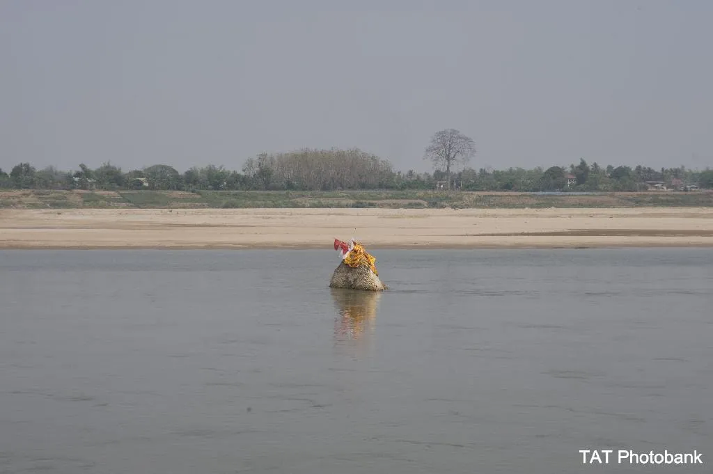 Phrathat Nong Khai, Phrathat Klang Nam or Phrathat La Nong
