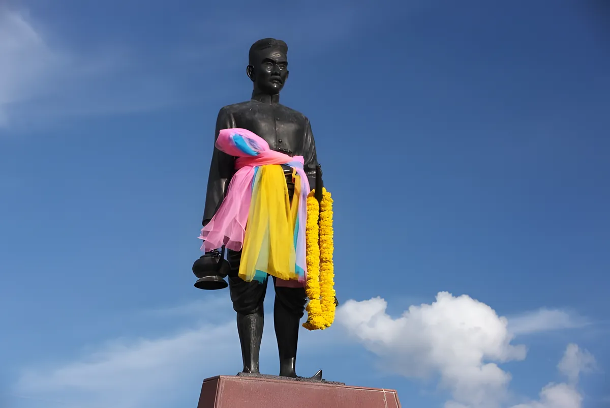 Phraya Chai Sunthon Monument (Chao Som Phamit)