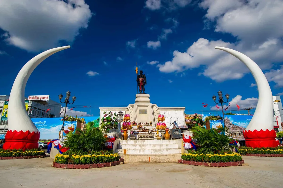 Phraya Surin Phakdi Si Narong Changwang (Pum) Monument