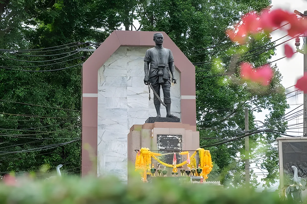 Phraya Thukkharat (Chuai) Monument