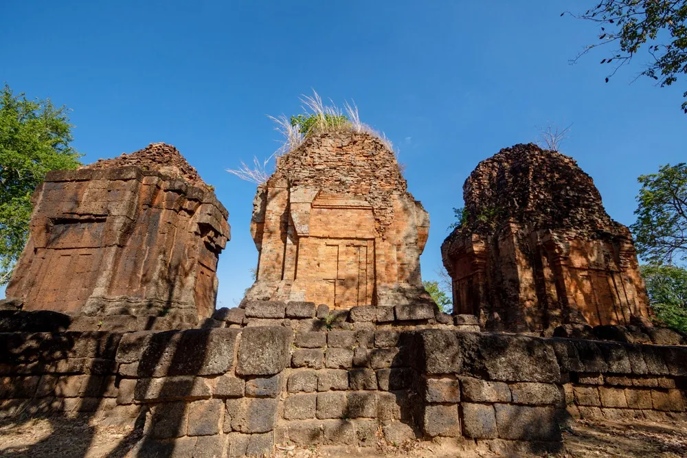 Prang Ku Khmer Ruins — photo 2