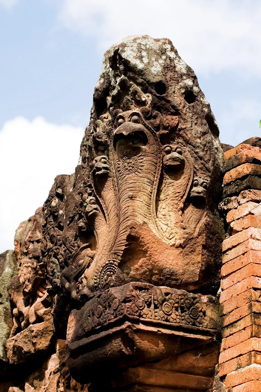 Prasat Pueai Noi or Phrathat Ku Thong — photo 2