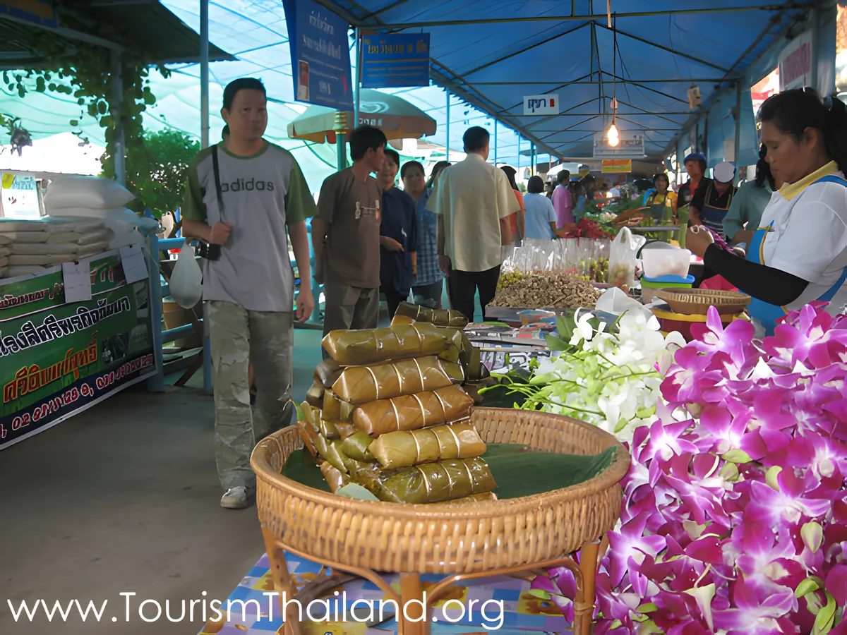 Sai Noi Floating Market