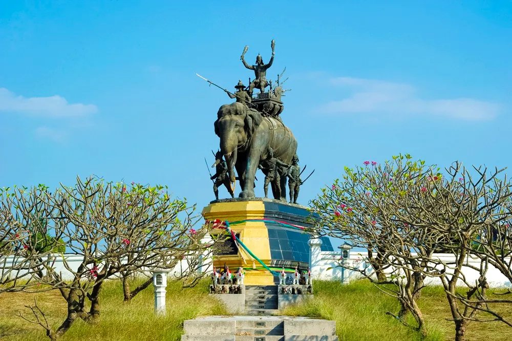 Somdet Phra Suriyothai Monument — photo 2