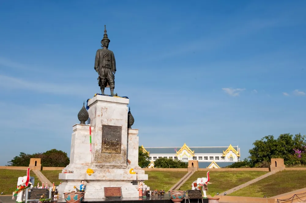 Statue of King Narai the Great — photo 2