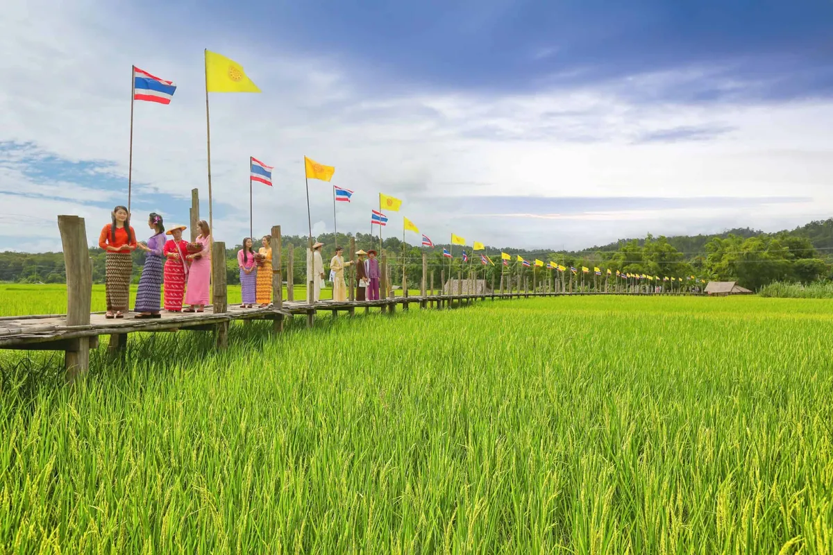 Su Tong Pe Bridge, Tham Phu Sama Park