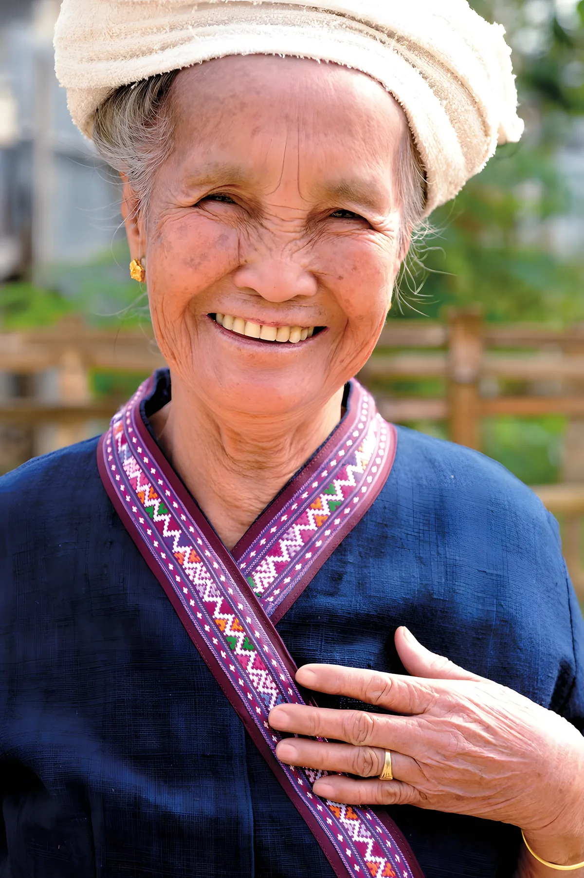 Thai Lue Weaving Handicraft Center Ban Hat Bai