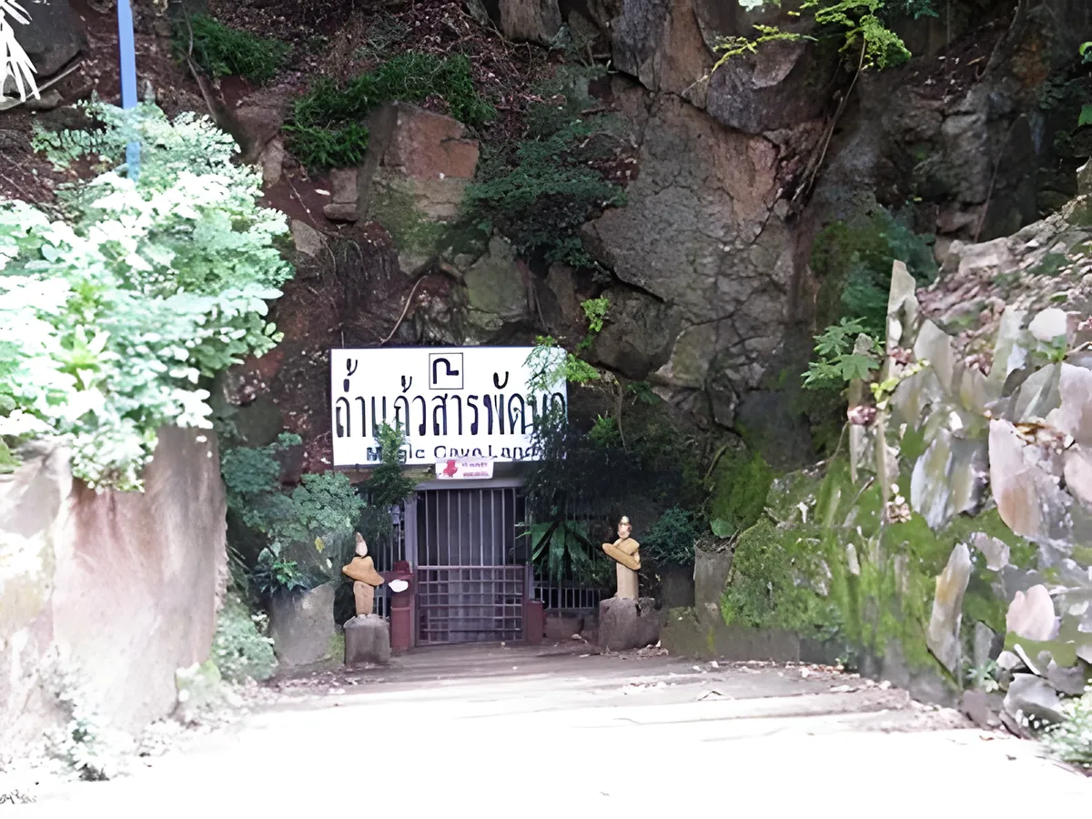 Tham Kaeo Saraphat Nuek (Magic Cave Land)