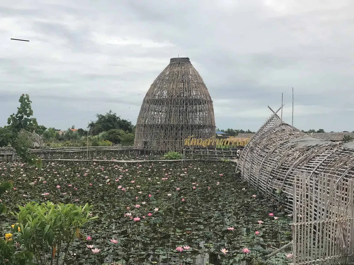 The Giant Coop, Wat Thong Pradit