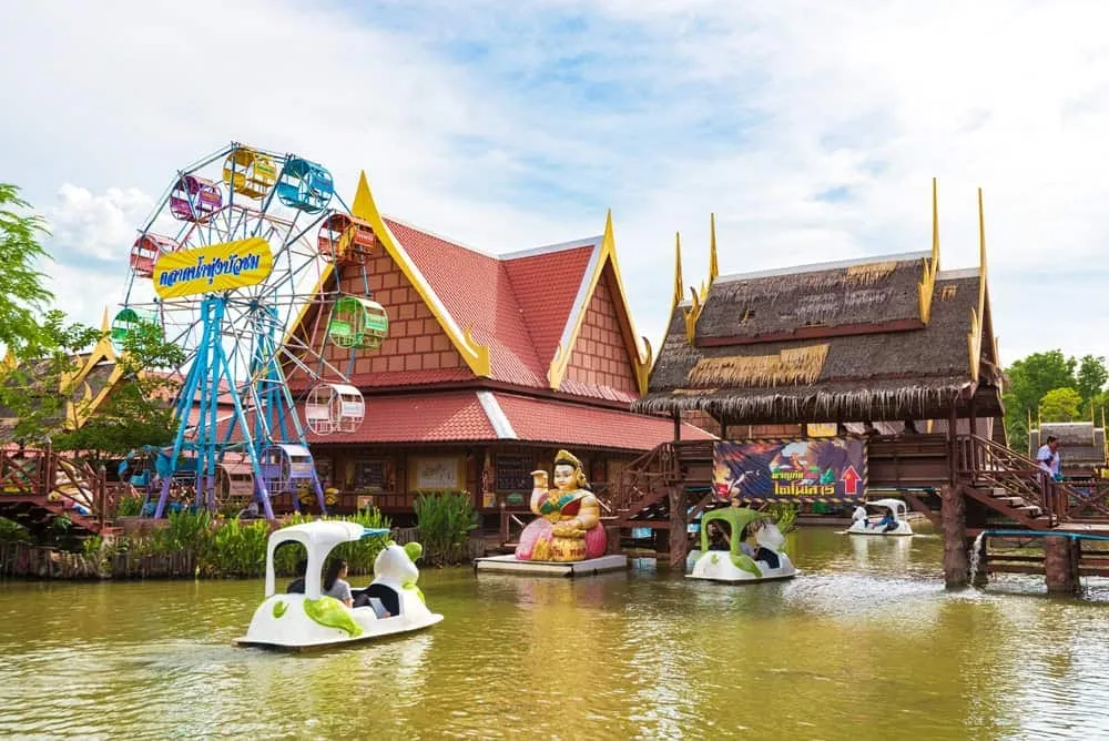 Thung Bua Chom Floating Market