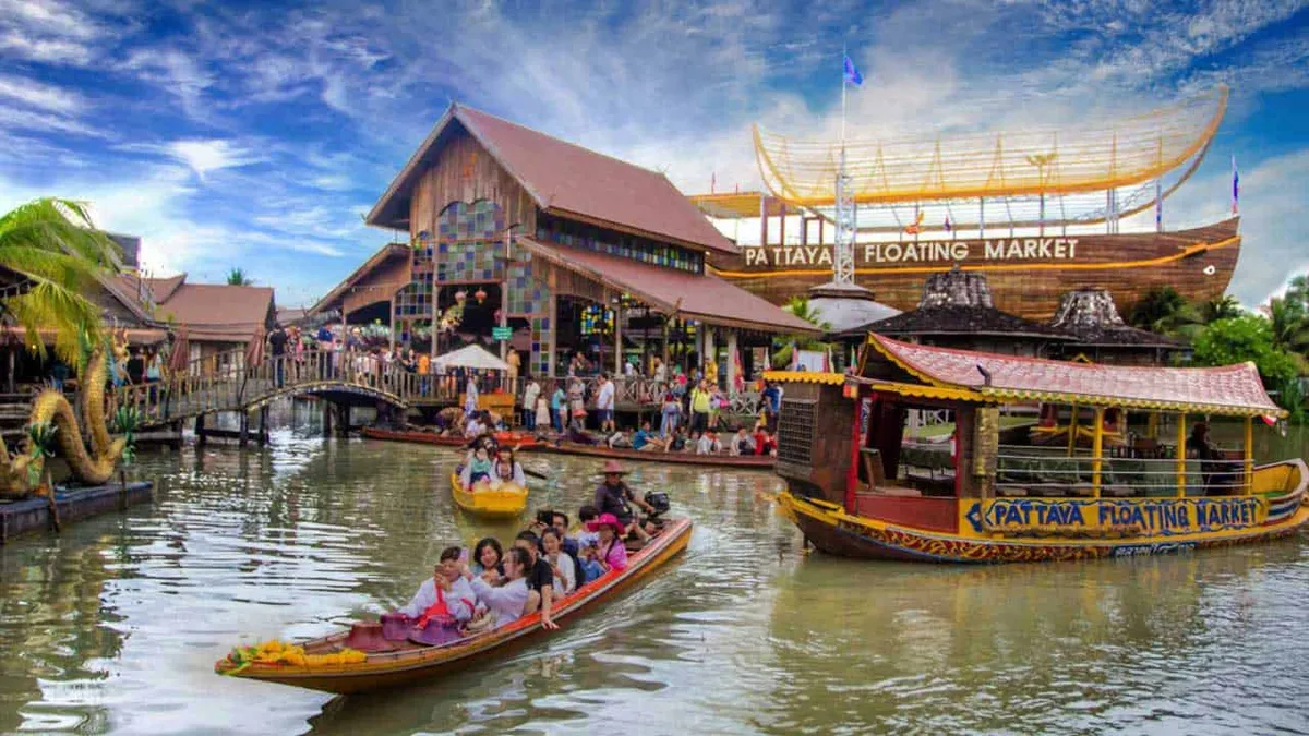 Thung Bua Daeng Na Bang Len Floating Market