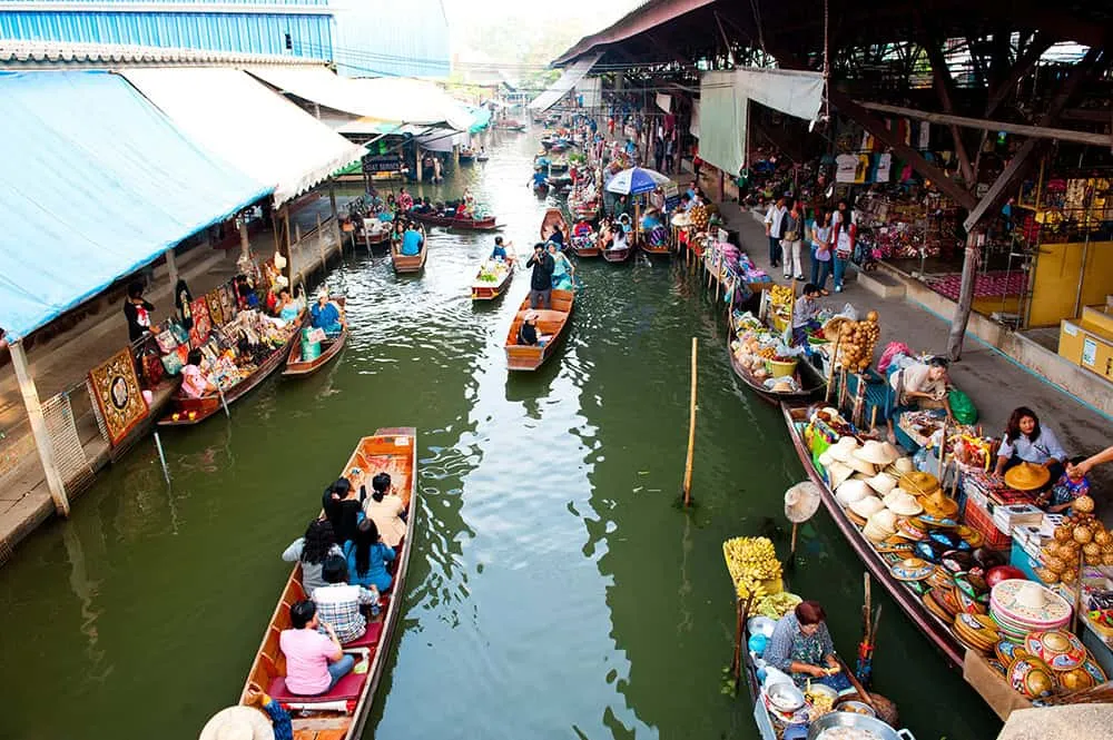 Touring along the canal and admiring Damnoen Saduak Floating Market