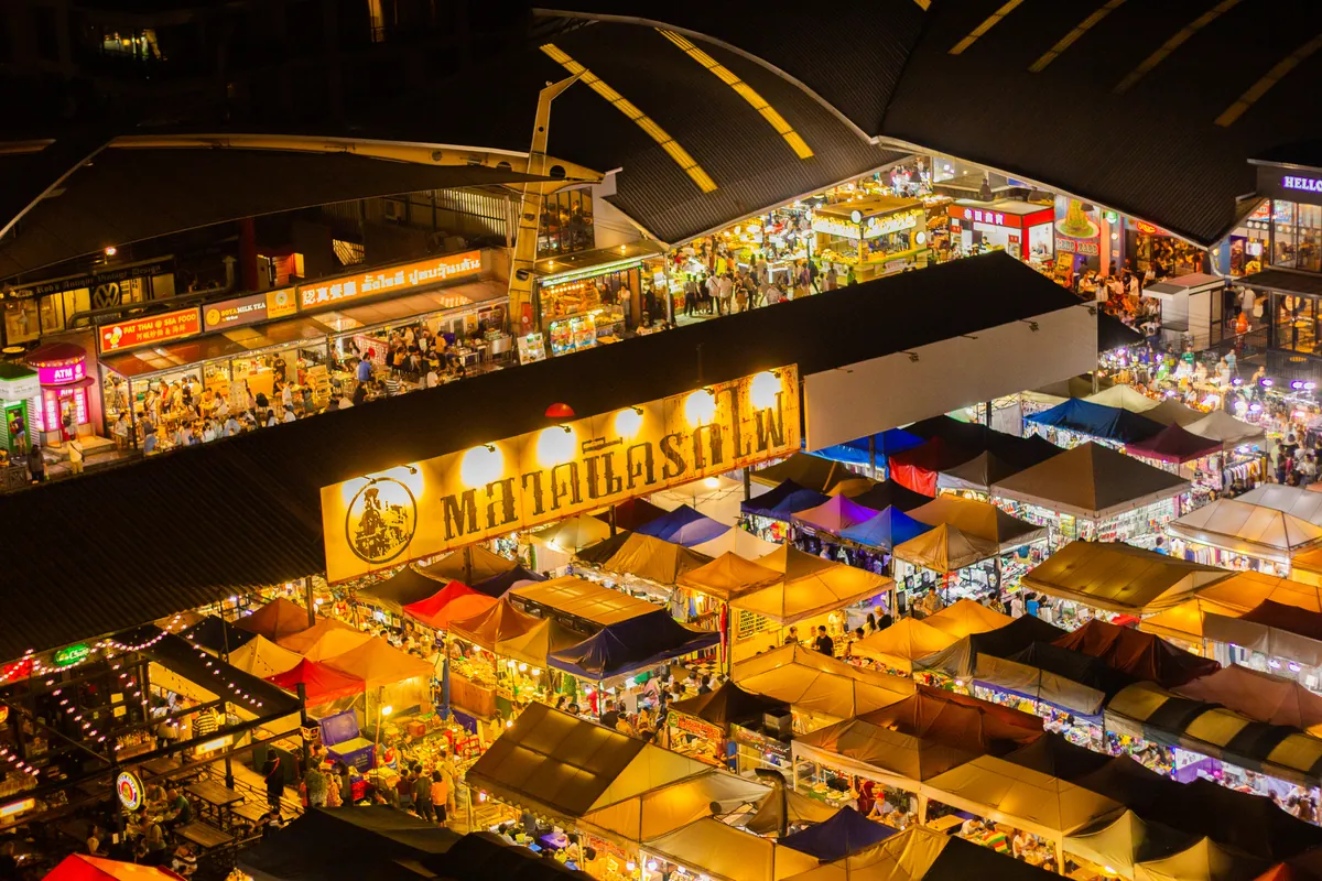 Train Night Market Srinakarin (Talad Rot Fai)